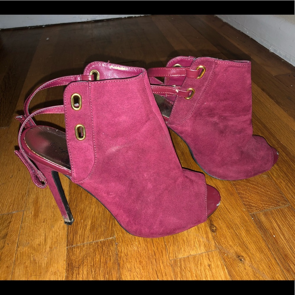 Gently used maroon heels